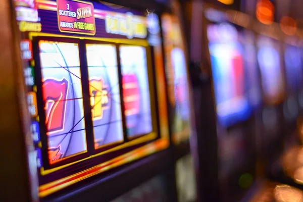 Big Bass Bonanza game interface on ratuqq platform showing stake selection and payout table